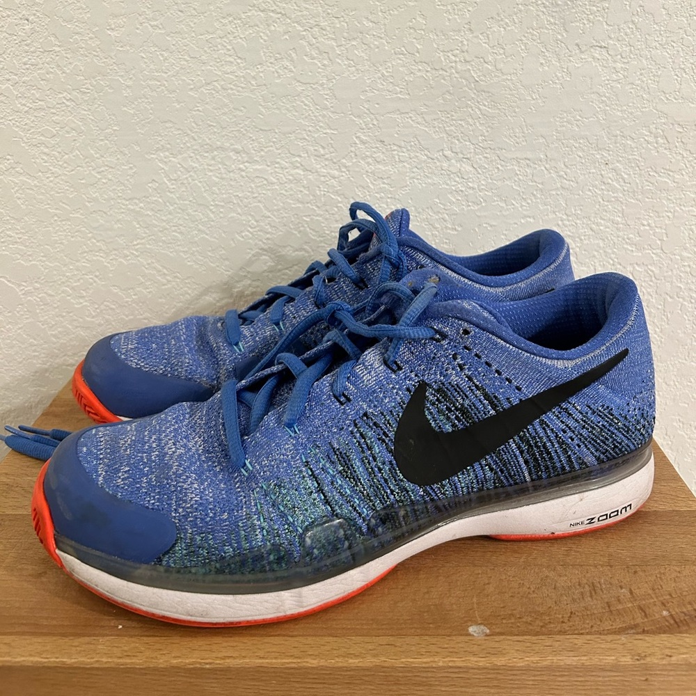 Nike zoom tennis court shoe